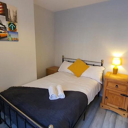 Contractors, City Centre, Parking, 3 Double Rooms, Netflix, Cosy! コヴェントリー エクステリア 写真
